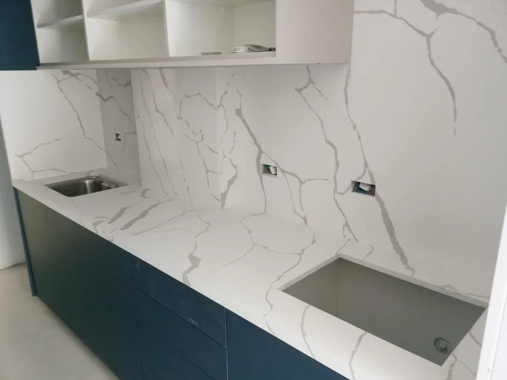 Frontão de cozinha em mármore branco com veios acinzentados marcados