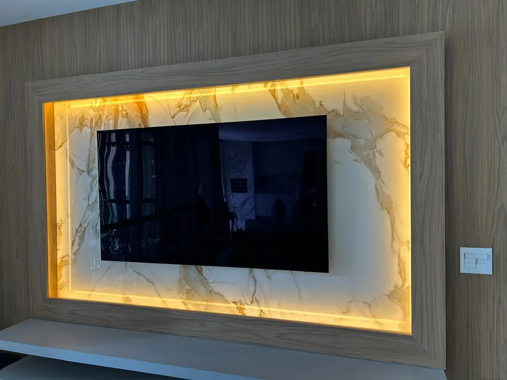 Painel de parede em lâmina de pedra retroiluminada emoldurada em madeira