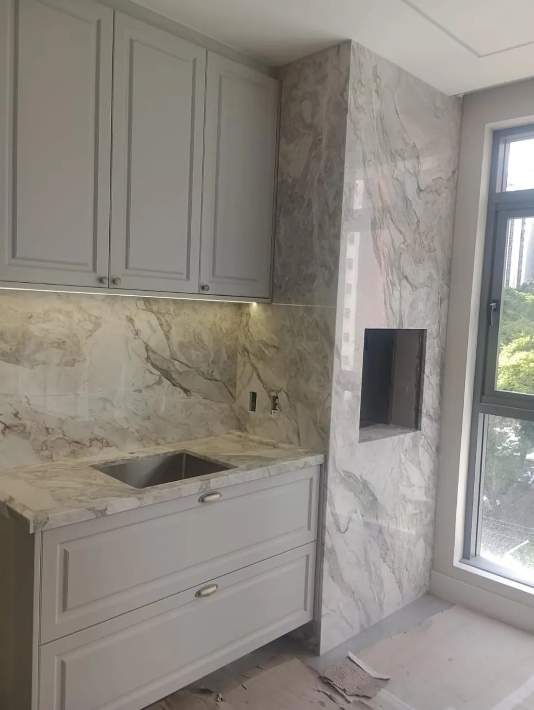Painel de parede em quartzito integrando sala e circulação
