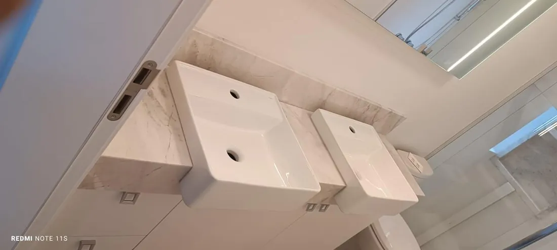 Bancada de banheiro em mármore branco com duas cubas esculpidas