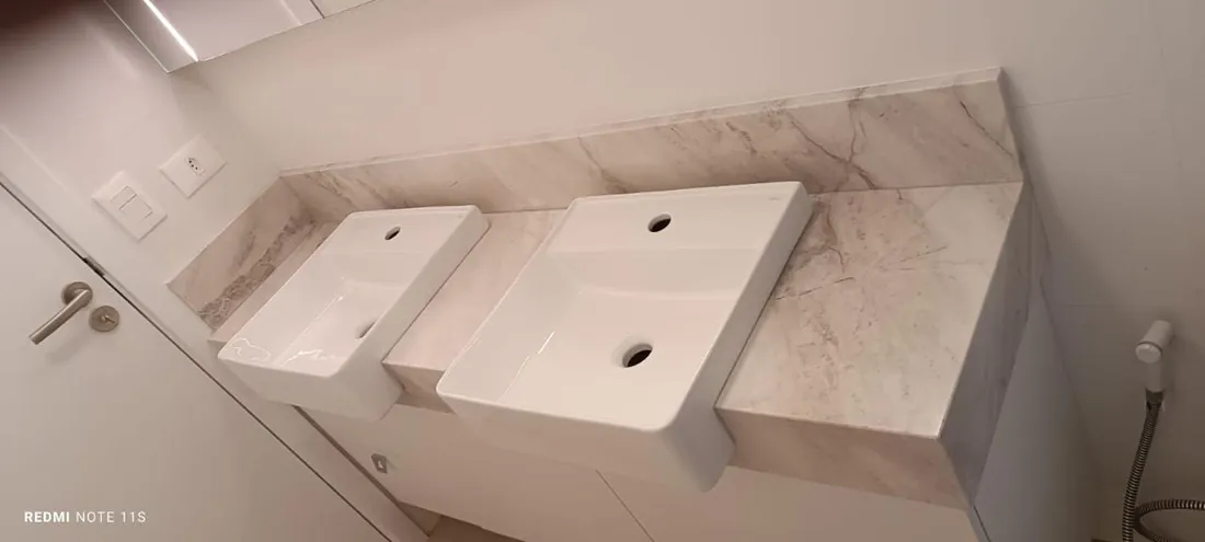 Bancada dupla de lavabo em mármore com veios suaves