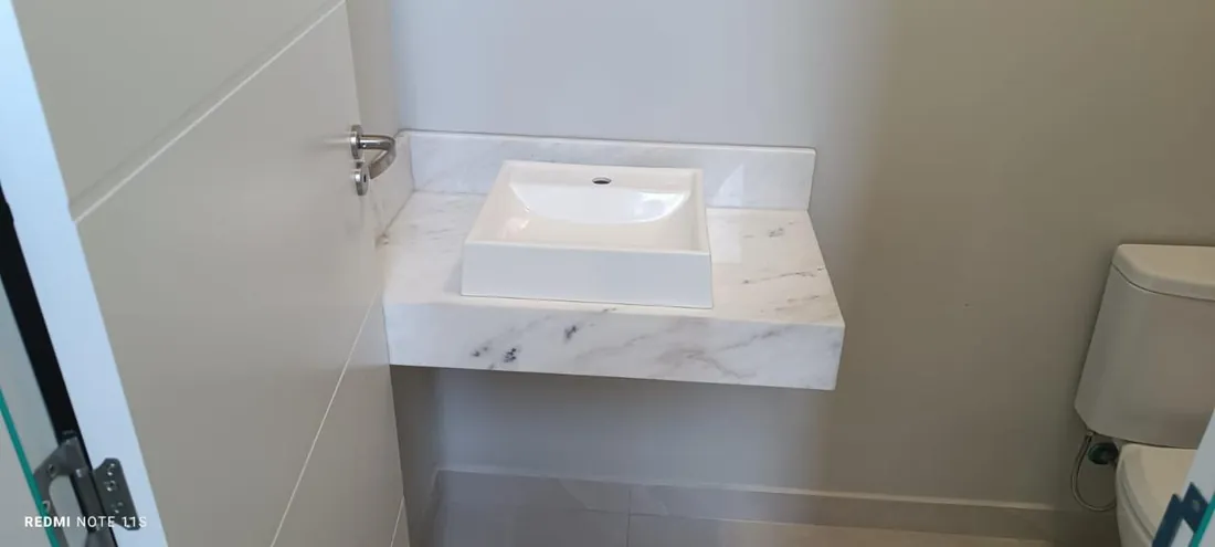 Cuba esculpida em mármore branco instalada em lavabo