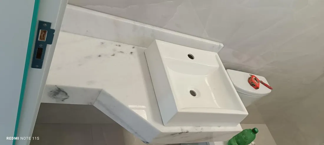 Bancada de lavabo em mármore com cuba integrada