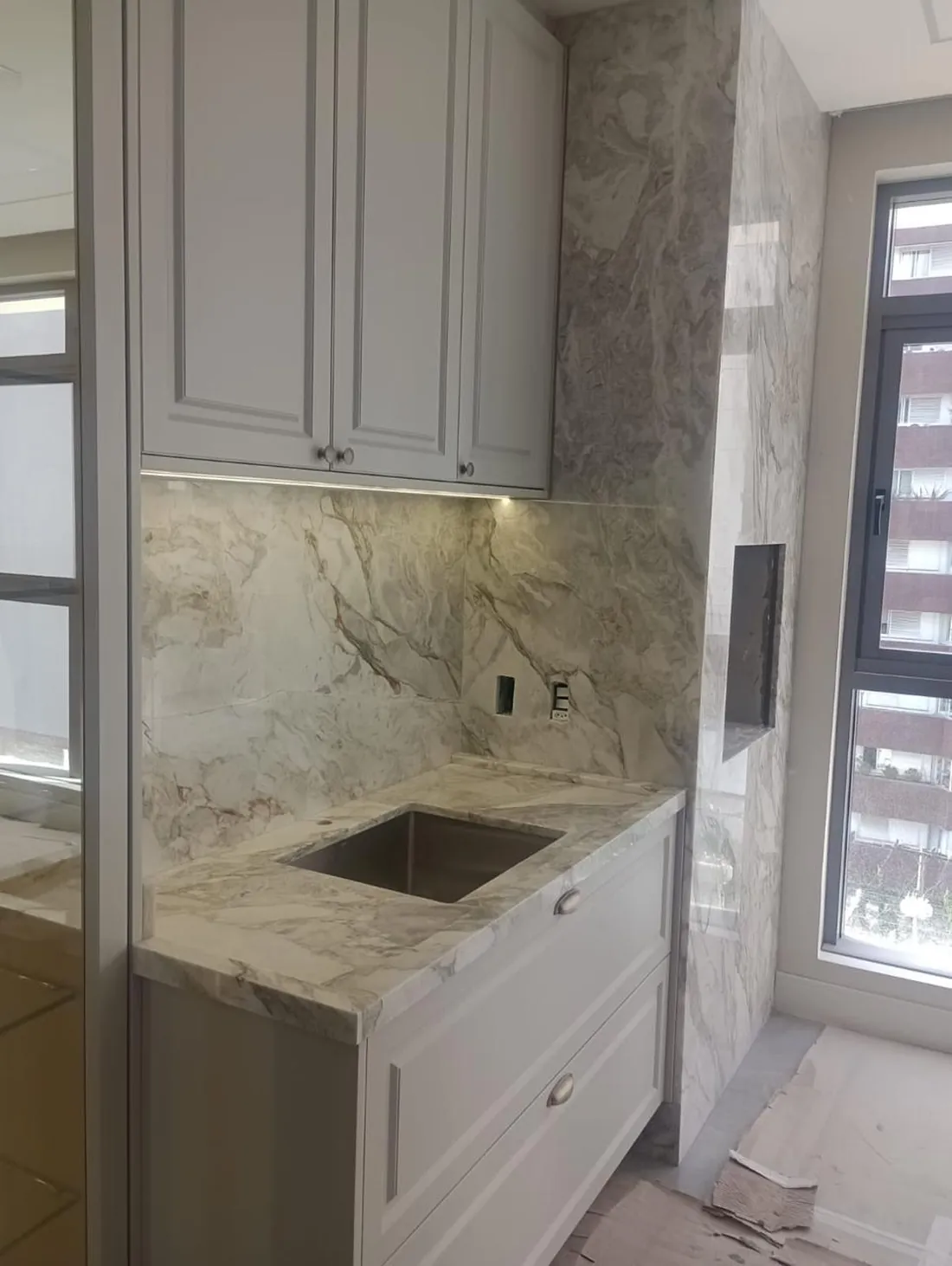 Cozinha com bancada e frontão em quartzito de veios dourados