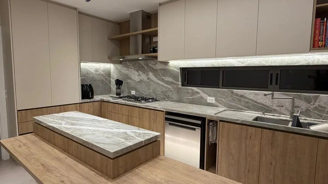 Detalhe de bancada em pedra clara com borda reta